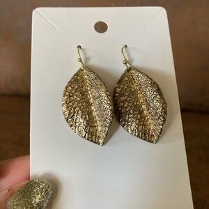 NWT Y2K Metal Leaf Earrings in (Faux) Gold